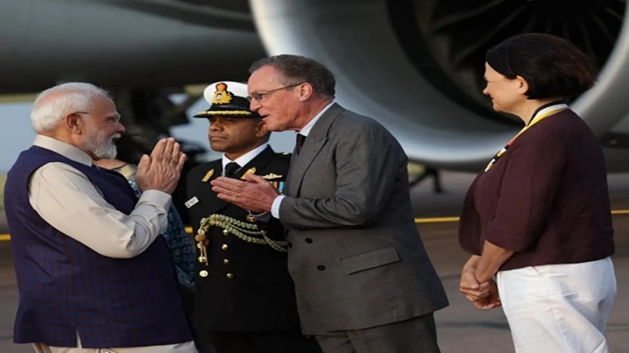 प्रधानमंत्री मोदी पहुंचे लंदन, भारतीय समुदाय ने गर्मजोशी से किया स्वागत 