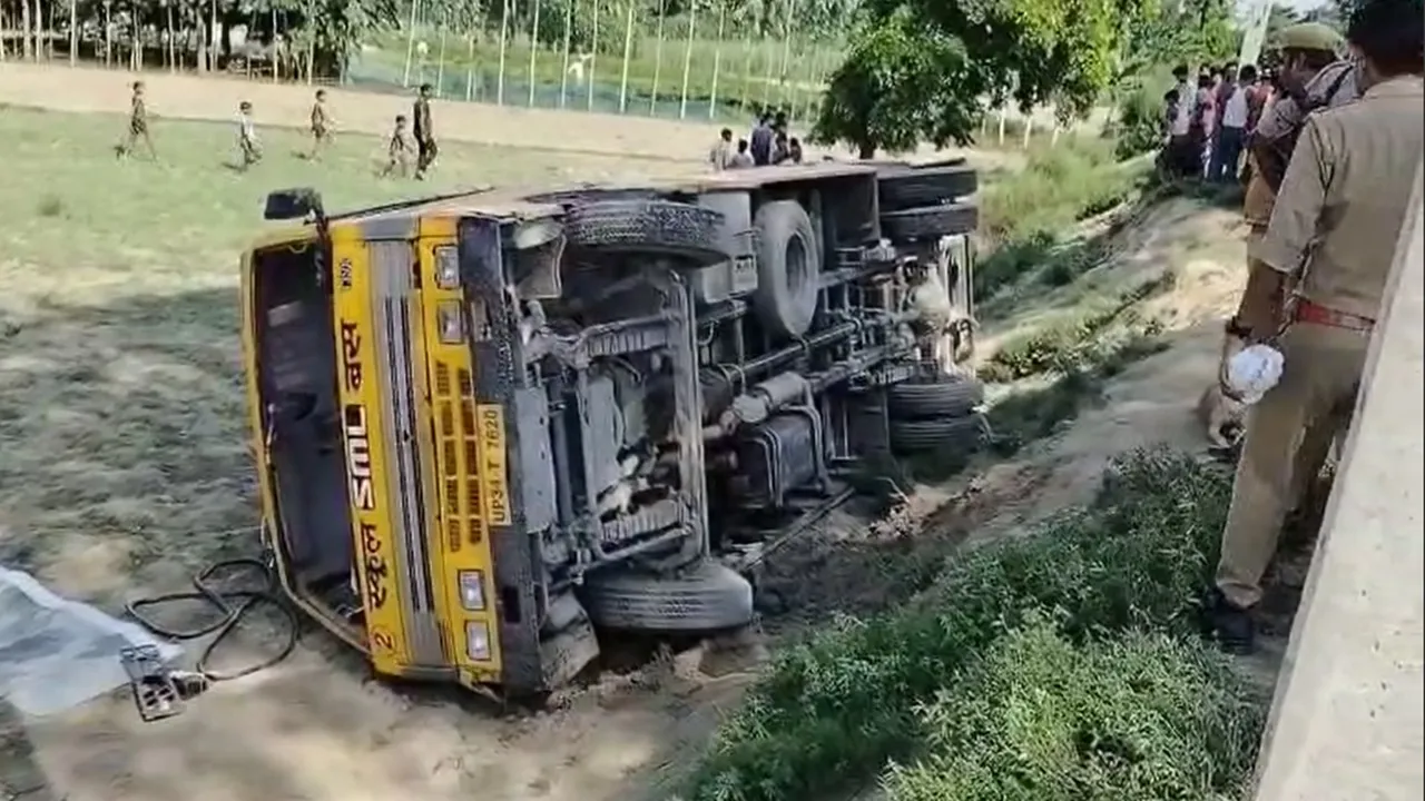 सीतापुर में रफ्तार का कहर: अनियंत्रित होकर खंती में गिरी स्कूल बस, चारवाहा की मौत, 15 बच्चे घायल