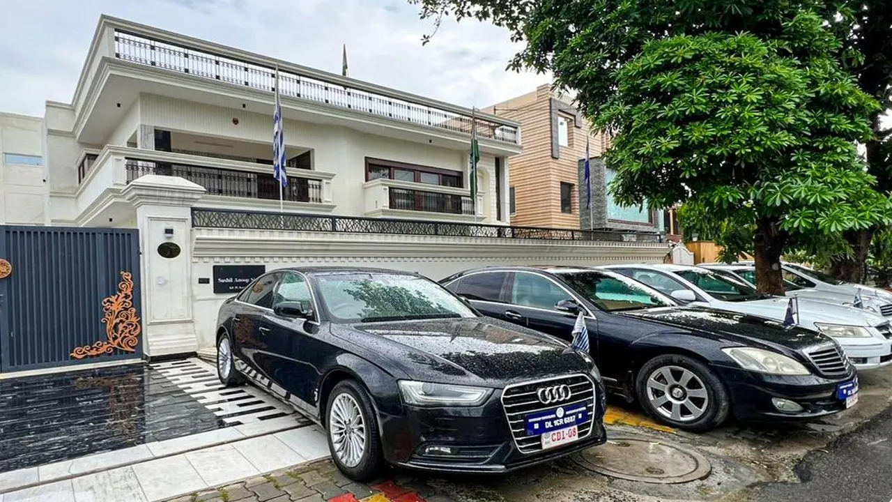 UP एसटीएफ ने गाजियाबाद में फर्जी दूतावास का किया भंडाफोड़, खुद को राजदूत बताने वाला शख्स गिरफ्तार