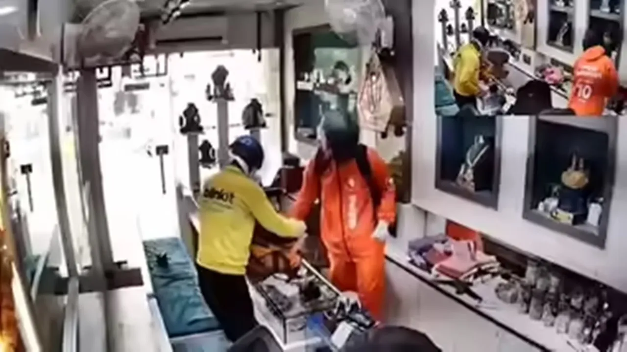 गाजियाबाद में दिनदहाड़े डकैती: डिलीवरी बॉय बनकर आए बदमाशों ने ज्वेलर्स शॉप से लूटे लाखों के गहने