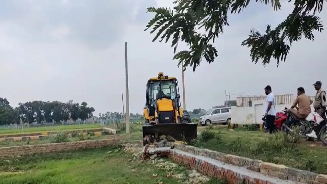 बाराबंकी: अवैध प्लॉटिंग पर चला बुलडोजर, निर्माण ध्वस्त  