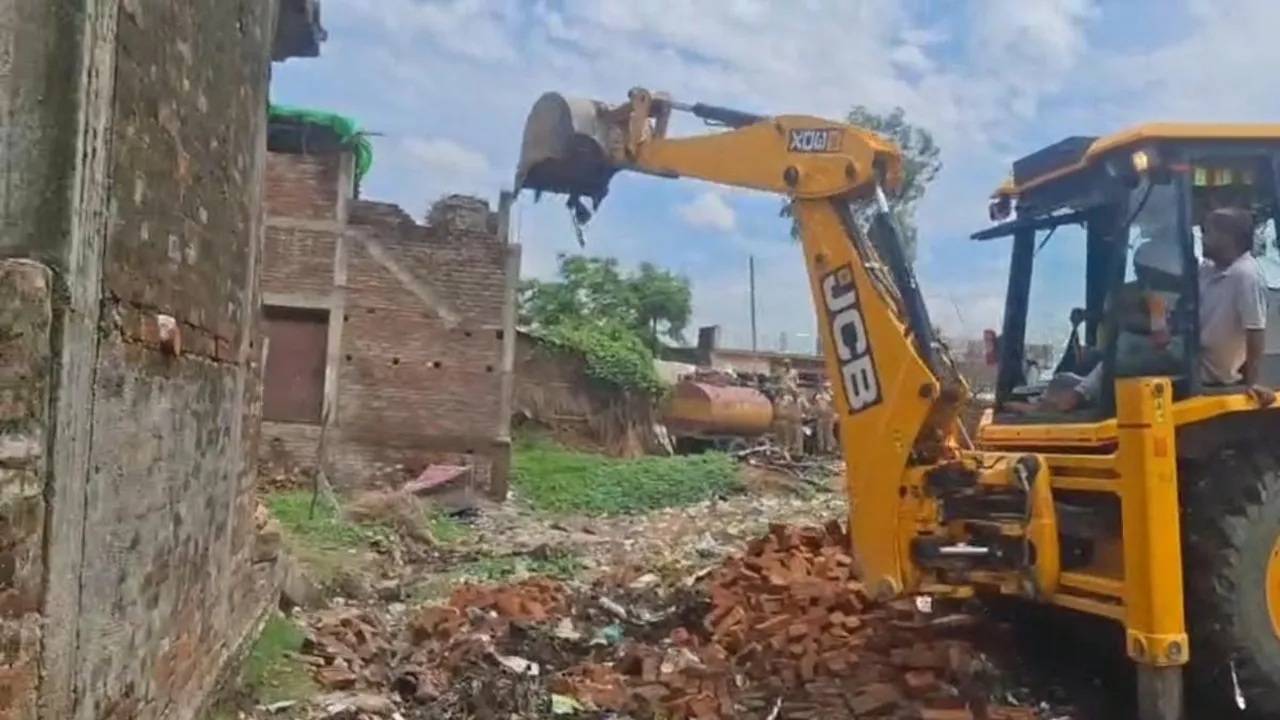 बलरामपुर: अवैध धर्मांतरण के मास्टर माइंड छांगुर के भतीजे सबरोज के घर पर चला बुलडोजर, देखें वीडियो