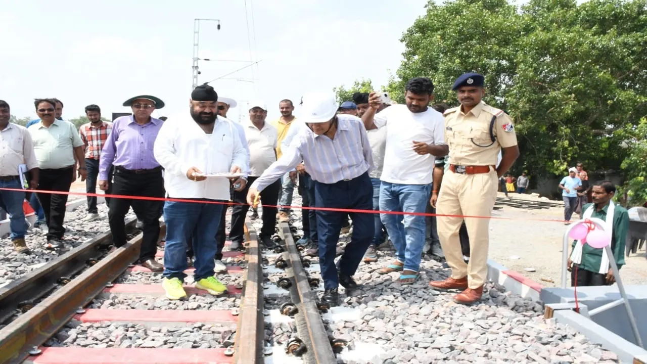 गोंडा: करनैलगंज-घाघरा घाट के बीच 130 प्रति किमी की रफ्तार से दौड़ी ट्रेन, रेल संरक्षा आयुक्त ने किया निरीक्षण