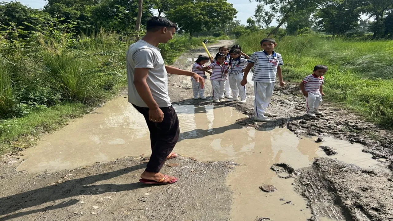 बाराबंकी: ढाई दशक से बदहाल बनकोट संपर्क मार्ग, गड्ढों में बदल चुकी सड़क बनी मुसीबत