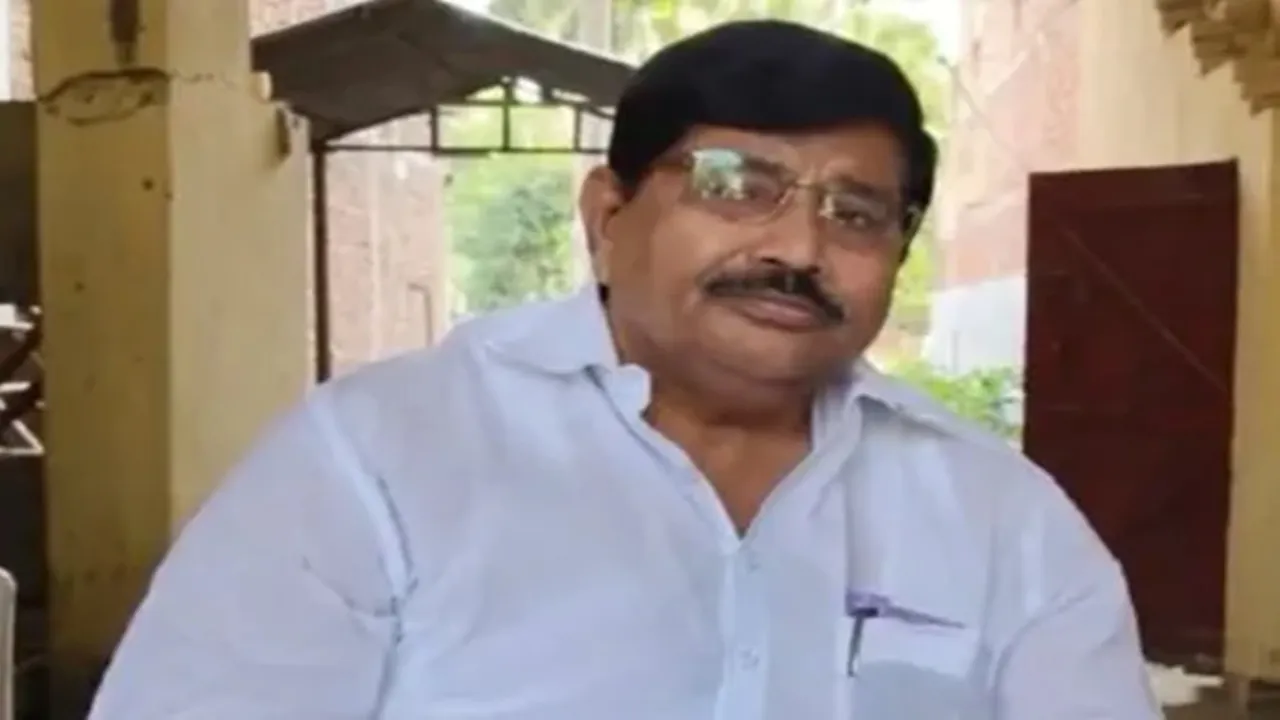 सपा विधायक रिजवी ने कांवड़ यात्रियों को बताया अनपढ़ तो भड़के मंत्री दयाशंकर सिंह, कहा- शिव भक्त...