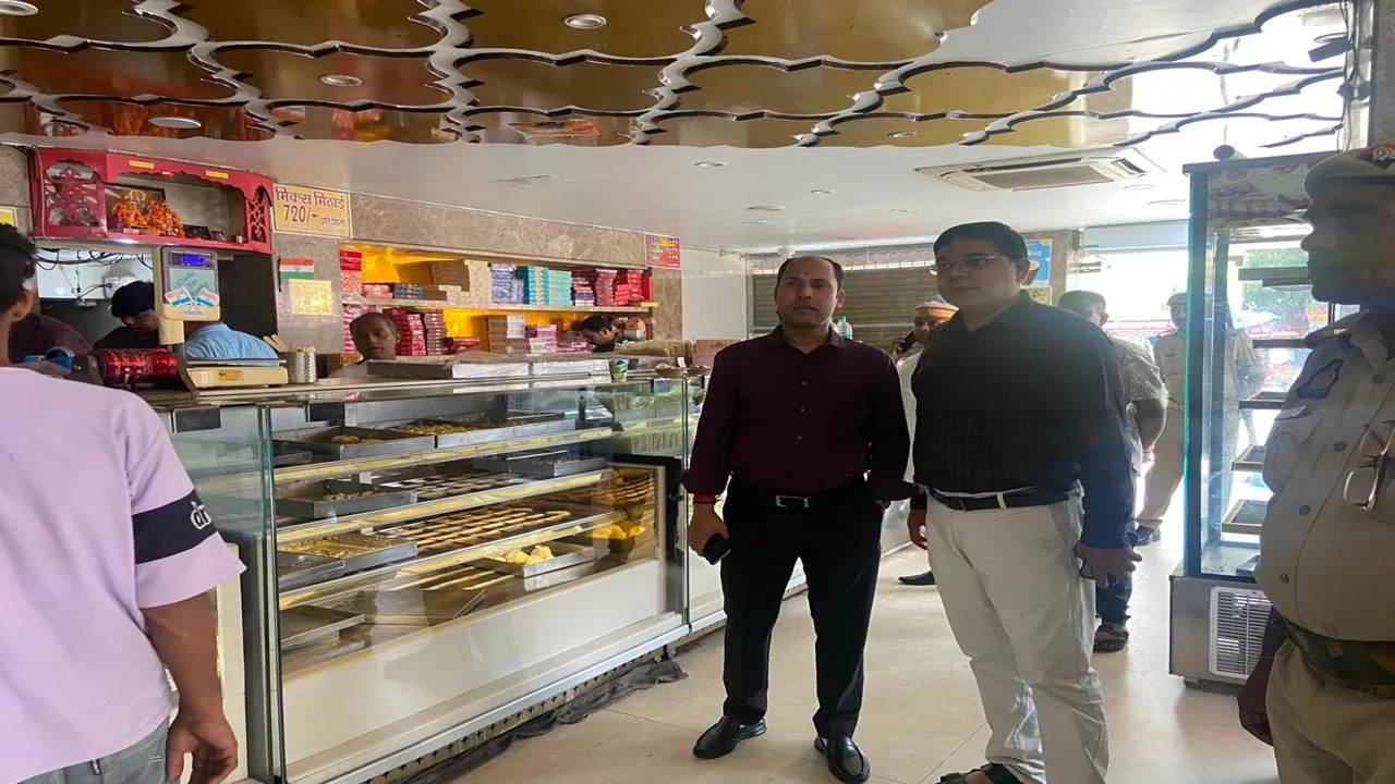 बाराबंकी में खाद्य सुरक्षा विभाग की बड़ी कार्रवाई, 35 किलो नमकीन नष्ट, 6.76 लाख मूल्य का मैदा सीज