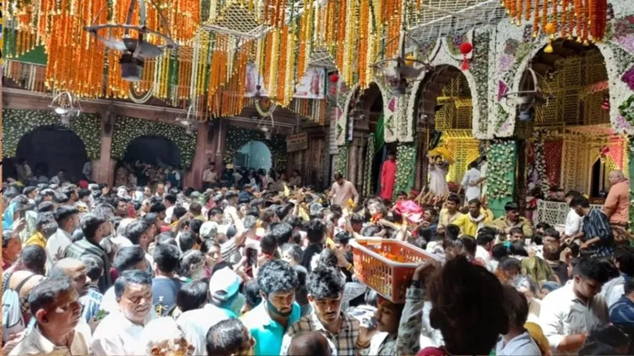 मथुरा-वृंदावन में हरियाली तीज पर ठाकुर जी के दर्शन को उमड़ी श्रद्धालुओं की भारी भीड़ 