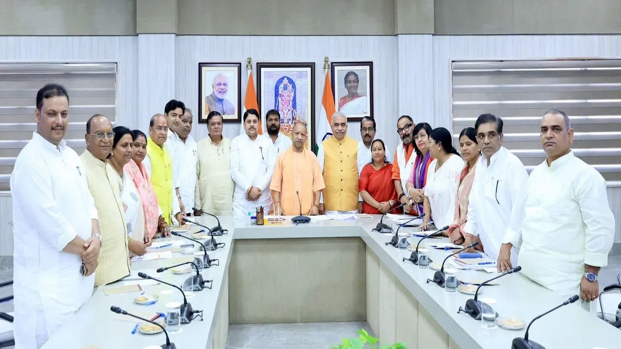 कानपुर मंडल में 10,914 करोड़ से होंगे 1362 विकास कार्य, CM योगी ने  जनप्रतिनिधियों से संवाद बैठक कर किया एलान