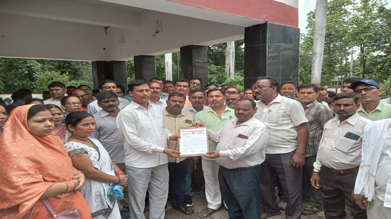  गोंडा: शिक्षामित्रों ने किया बीएलओ कार्य के बहिष्कार का ऐलान, बकाया मानदेय भुगतान न करने का आरोप 