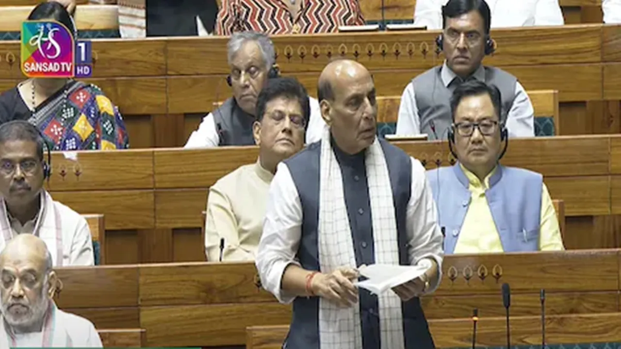 लोकसभा: विपक्ष के आरोपों को रक्षा मंत्री ने किया खारिज, कहा- किसी दबाव में नहीं रूका आपरेशन सिंदूर