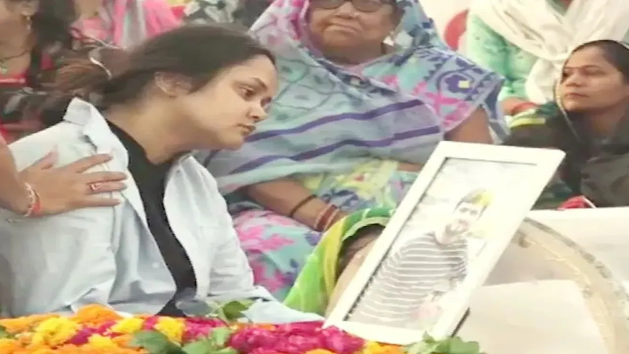 पहलगाम हमले में मारे गए सभी 26 लोगों को सरकार दे “शहीद” का दर्जा, शुभम द्विवेदी की पत्नी ऐशन्या ने की मांग 