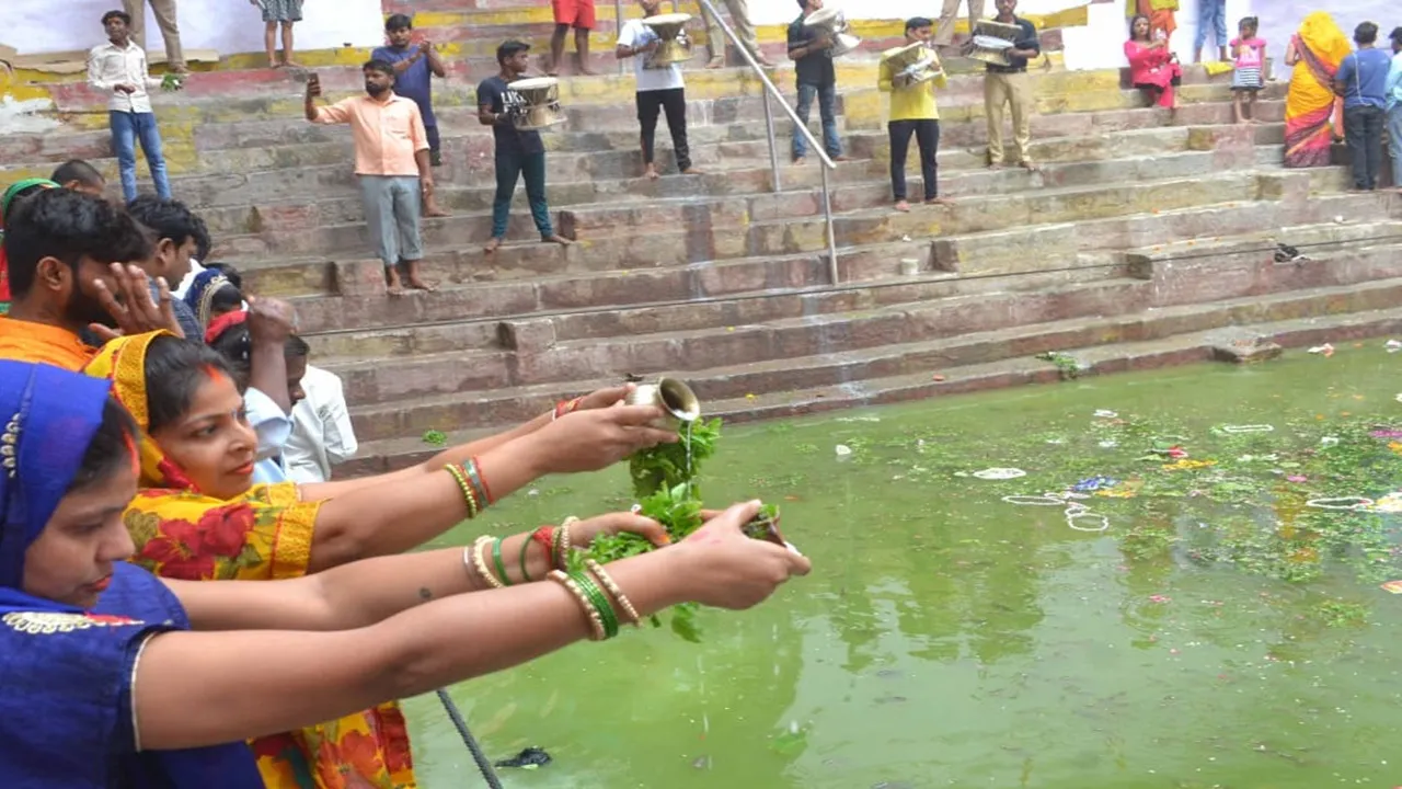 Nag Panchami Festival 2025: वाराणसी में नागपंचमी का उल्लास, बाबा विश्वनाथ मंदिर और नागकूप पर उमड़ी भक्तों की भीड़