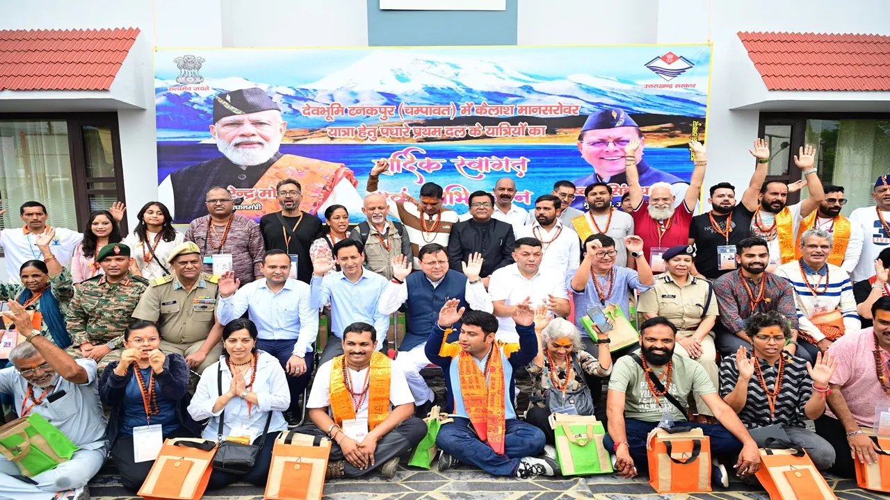 Kailash Mansarovar Yatra: CM धामी ने कैलाश मानसरोवर यात्रियों के पहले दल को हरी झंडी दिखाकर किया रवाना, जानिये क्या कहा... 