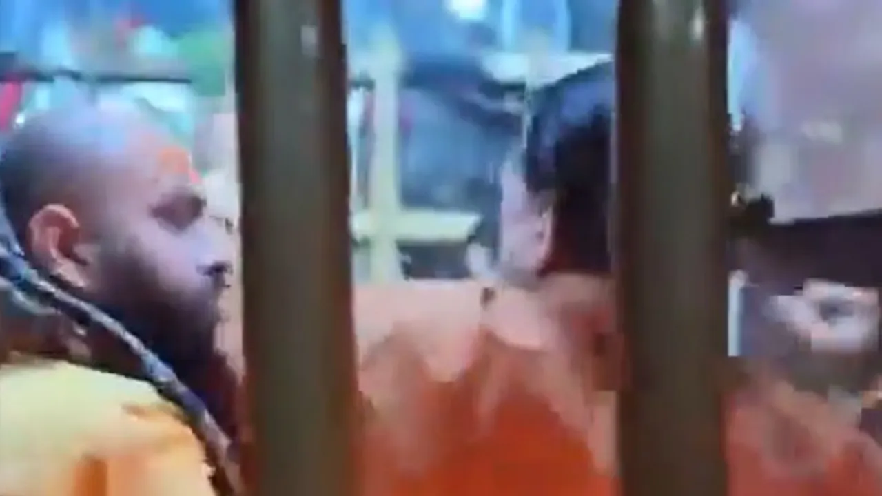 विंध्यवासिनी धाम में पंडों के बीच जमकर चले लात-घूंसे, मूकदर्शक बने रहे पुलिसकर्मी, 4 के खिलाफ केस दर्ज 