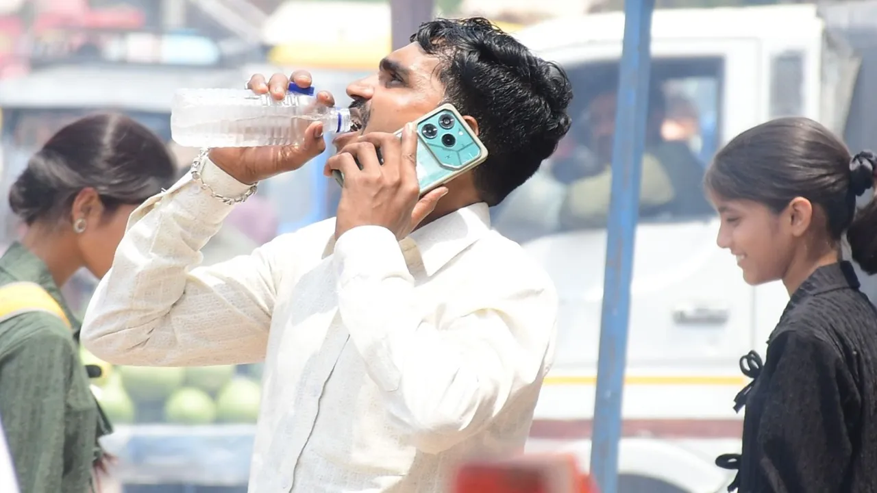 बाराबंकी: थमी बारिश तो उमस से बिलबिलाए लोग, बेतहाशा उमस ने सबको किया बेहाल 