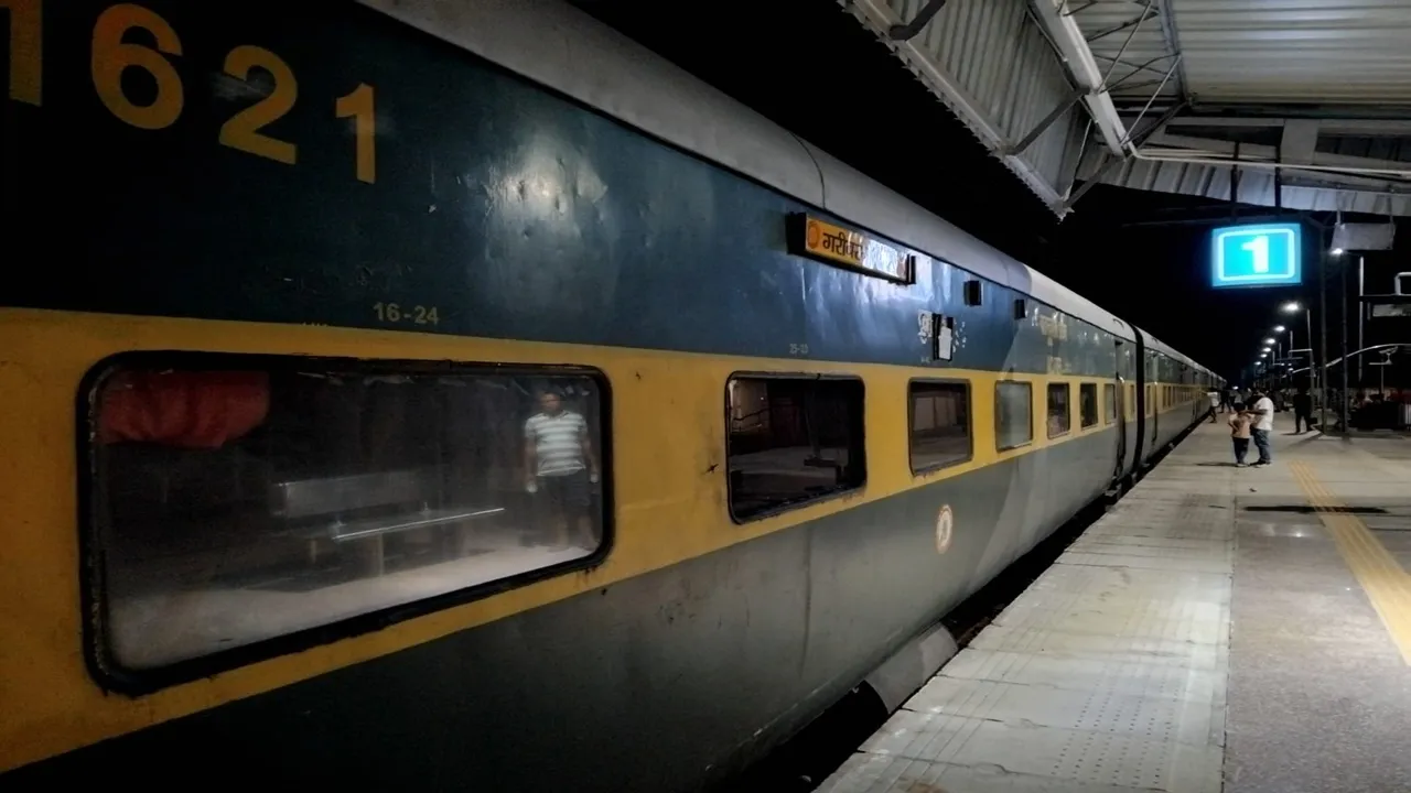 गोंडा: गरीब रथ की AC बोगी में शॉर्ट सर्किट, धुंआ निकलता देख यात्रियों में मचा हड़कंप, ट्रेन से कूदे यात्री