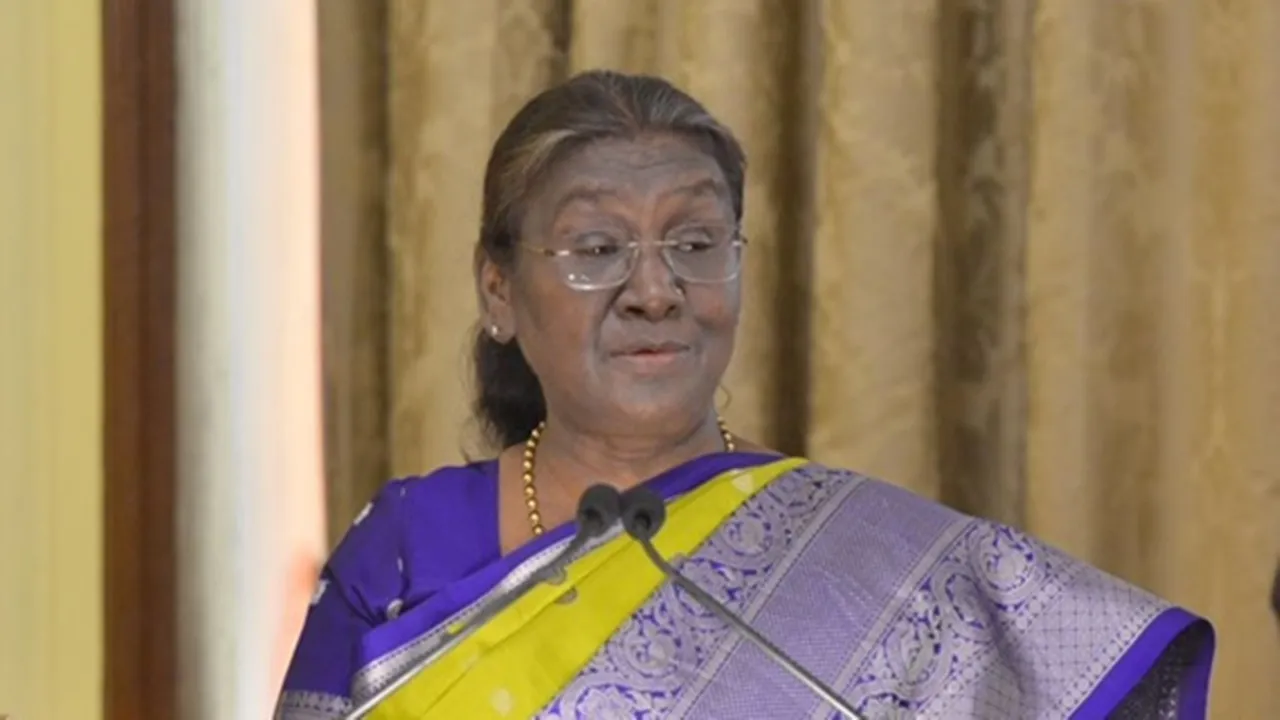 गीता प्रेस के प्रतिनिधिमंडल ने राष्ट्रपति मुर्मू से की मुलाकात, भेंट की पुस्तकें 