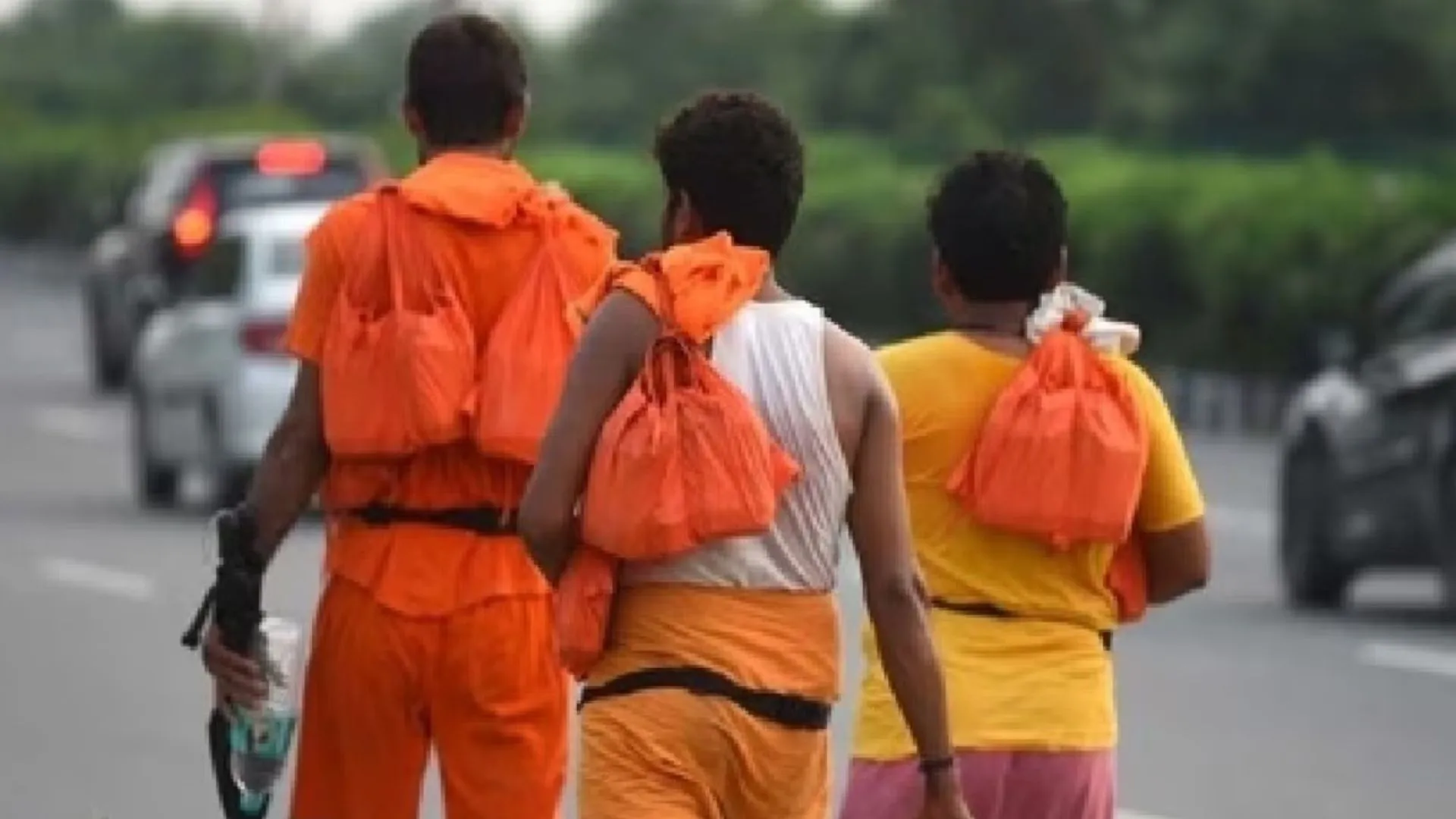 गाजियाबाद : नशे में धुत व्यक्ति ने कार से कांवड़ियों को टक्कर मारी, आक्रोशित श्रद्धालुओं ने चालक की जमकर की पिटाई 