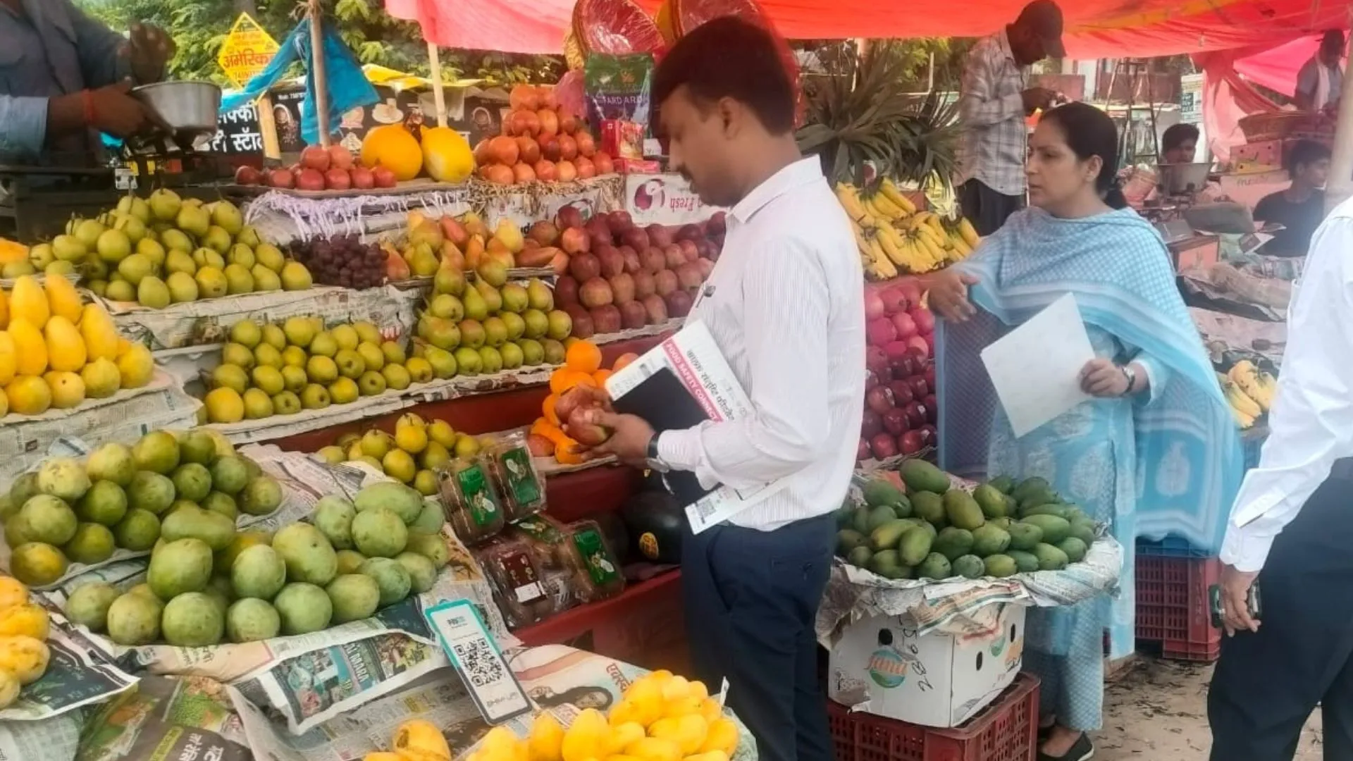 कावड़ यात्रा मार्ग पर खाद्य विभाग का विशेष अभियान जारी: सड़े-गले फल कराए नष्ट, 2 दुकानों पर वेज बिरयानी में मिली रंग की मिलावट