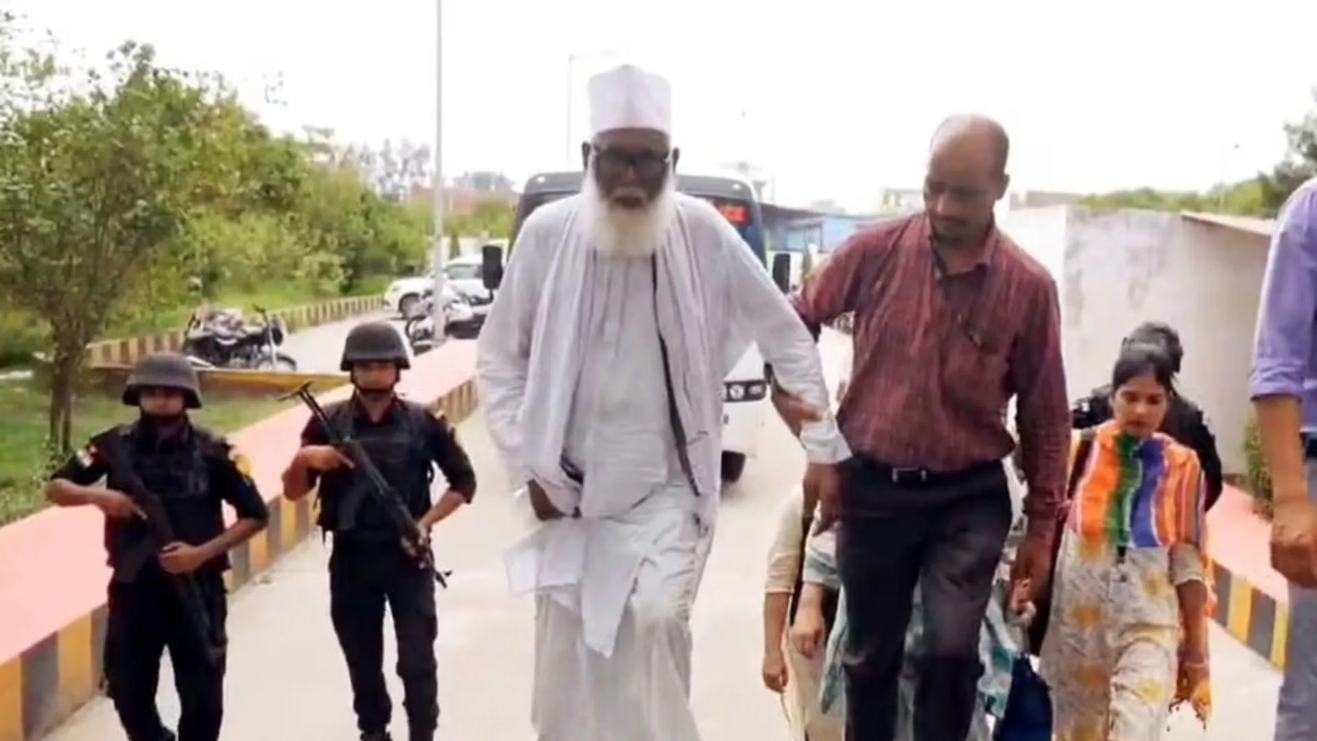 धर्मांतरण और आतंकी फंडिंग के आरोप में गिरफ्तार जमालुद्दीन उर्फ छांगुर बाबा की रिमांड खत्म: सहयोगी नसरीन का कराया मेडिकल, जेल में किये गए शिफ्ट 