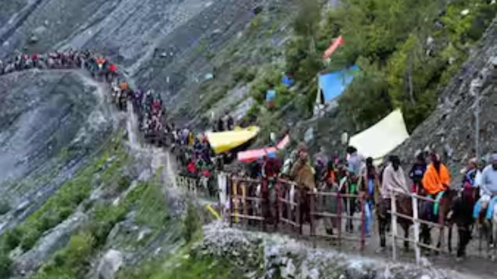 Amarnath Yatra 2025 : बाबा के दर्शन को उमड़े भक्त, यात्रा के लिए तीर्थयात्रियों का एक और जत्था रवाना