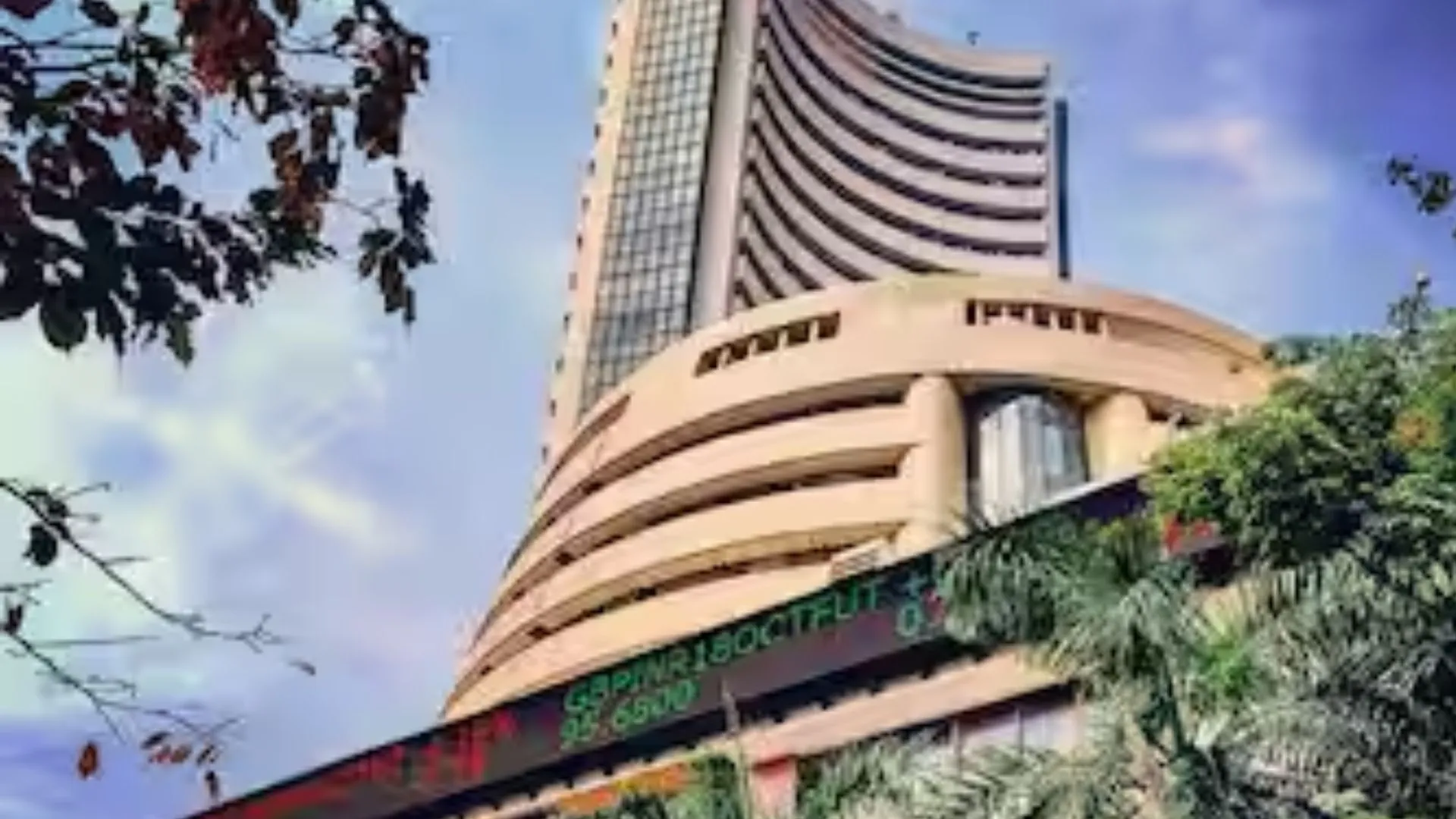 मजबूत शुरुआत के बाद दिखा बिकवाली का दबाव, सेंसेक्स-निफ्टी में बढ़त के साथ इन शेयरों को हुआ लाभ