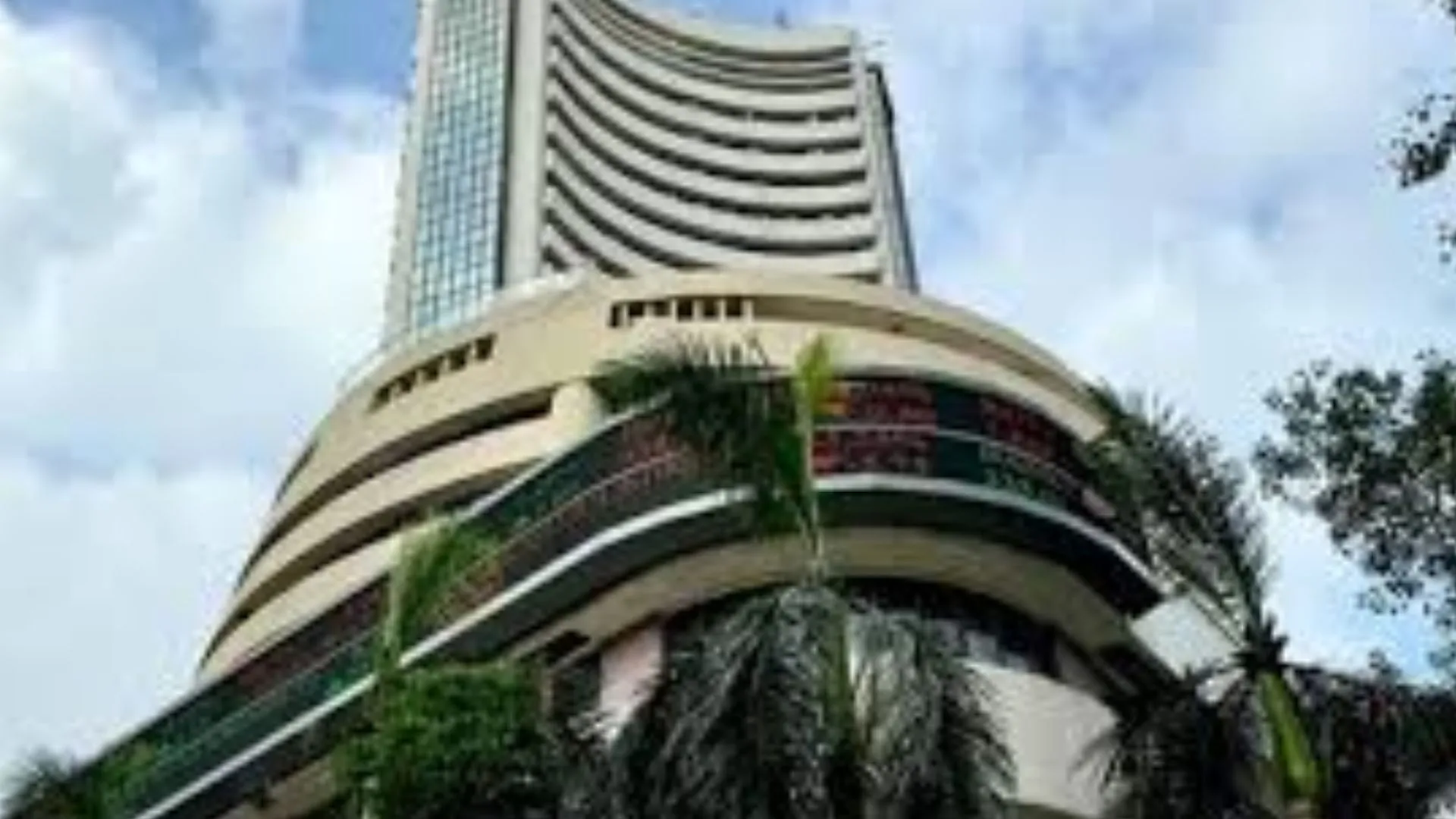 Share Market Crash: सुस्त शुरुआत के बीच बैंक शेयरों में दबाव, सेंसेक्स 501 अंक टूटा, निफ्टी 143 अंक पर हुआ बंद 