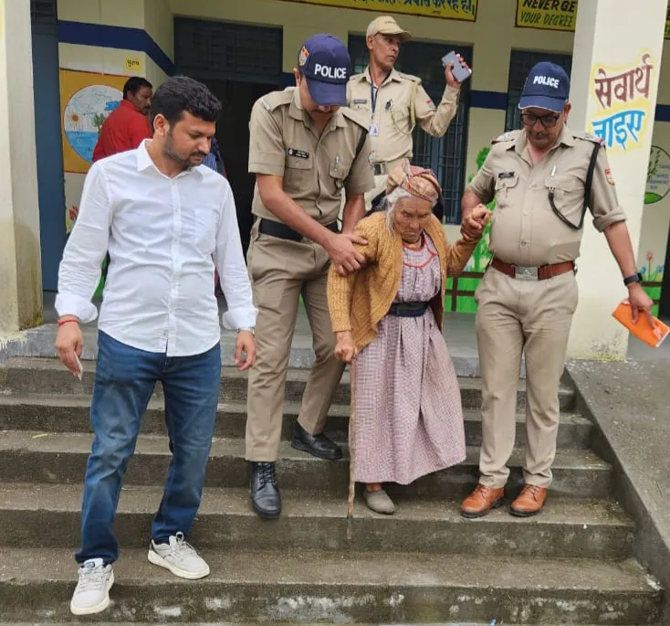 98 वर्षीय महिला ने डाला वोट, मतदान केंद्रों पर दिखा उत्साह 