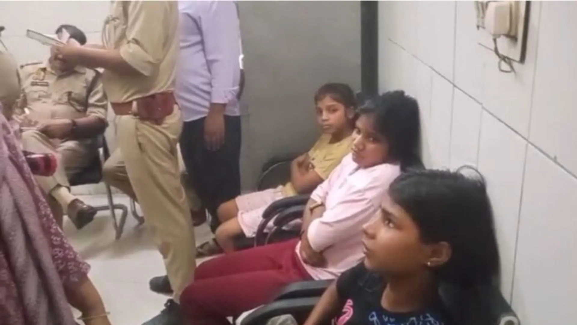 मैनपुरी में फूड पॉइजनिंग से 28 स्कूली बच्चे बीमार, 6 बच्चो की हालत गम्भीर, DM ने अस्पताल में पंहुचकर जाना हाल