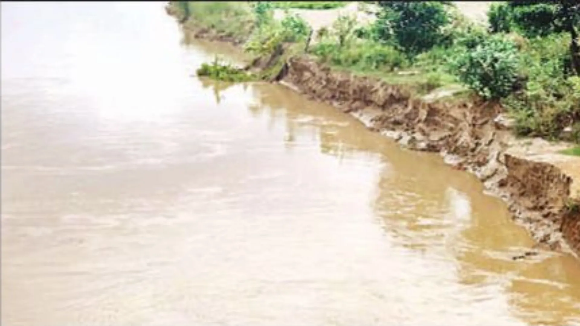 UP की प्रमुख नदियों पर भी दिखने लगा भारी बारिश का असर, प्रयागराज में गंगा-यमुना में बढ़ा जलस्तर, संवेदनशील जिलों की मॉनिटरिंग तेज 