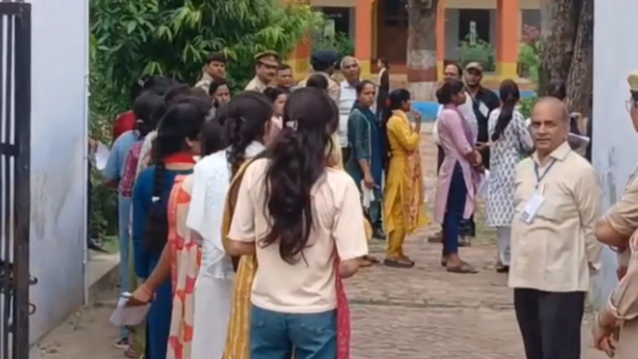 RO-ARO Exam: उत्तर प्रदेश में 2300 से अधिक केंद्रों पर कड़ी सुरक्षा के बीच समीक्षा अधिकारी भर्ती परीक्षा शुरू 