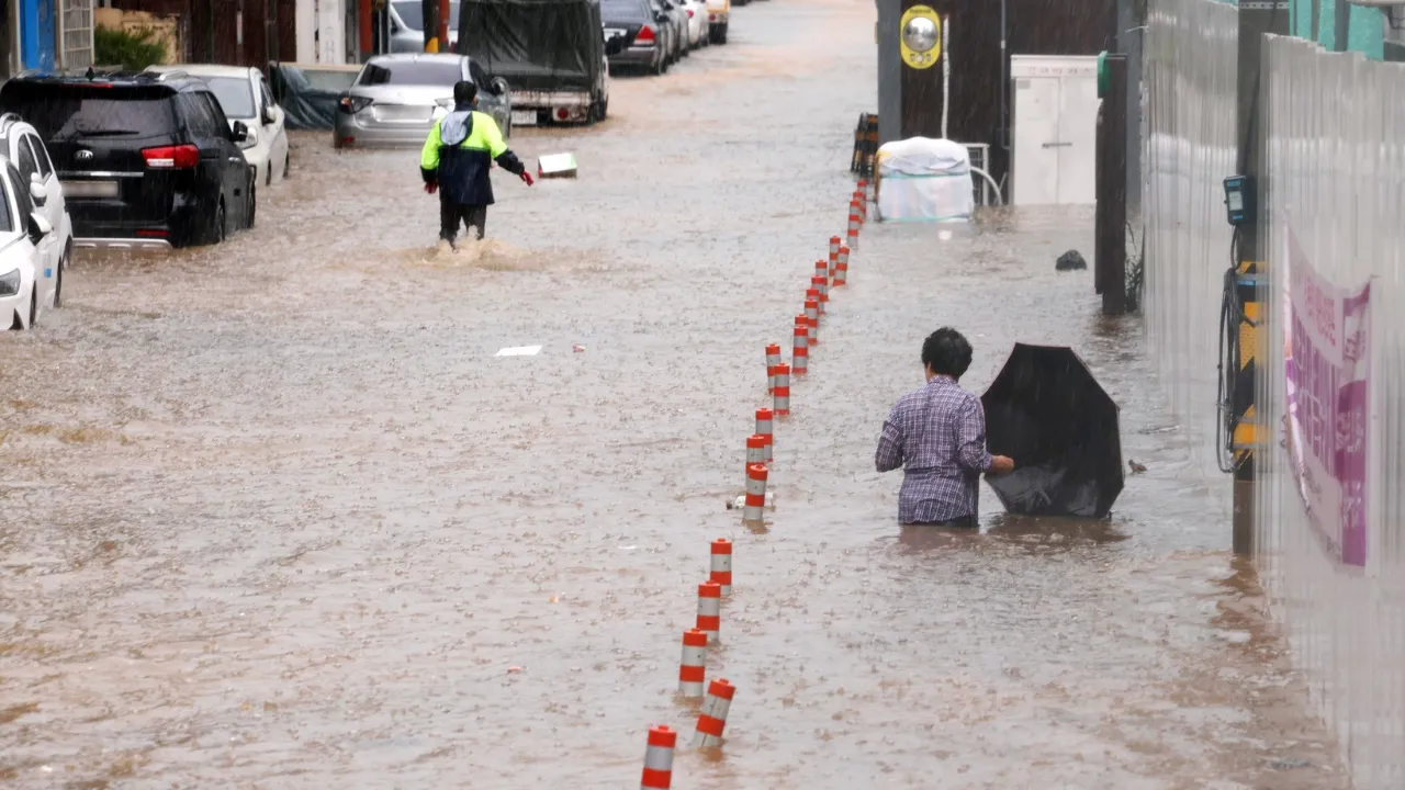 बीजिंग और आस-पास क्षेत्रों में बाढ़ ने मचाई तबाही, 34 लोगों ने गंवाई जान, कई लापता