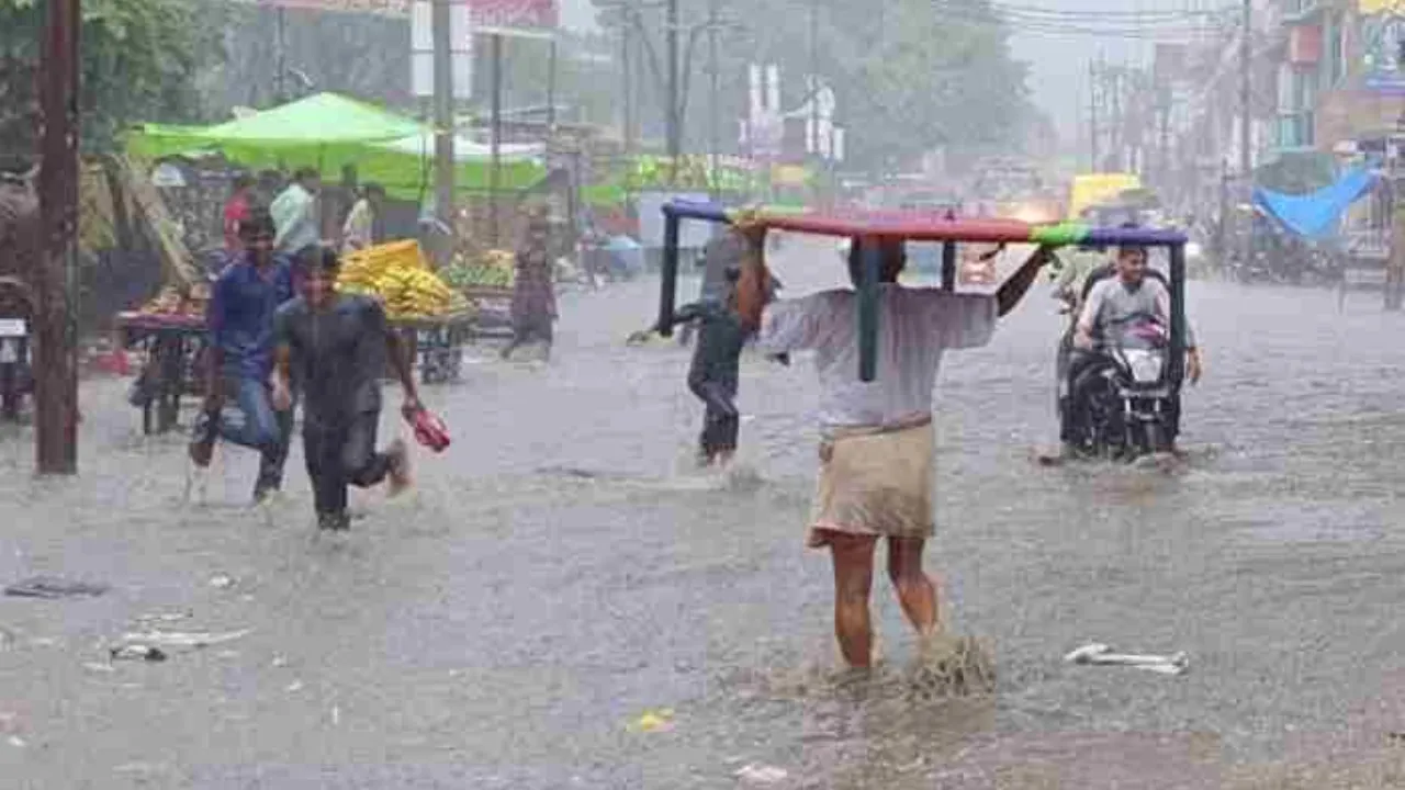 UP Monsoon: 18 जिलों में आज भारी बारिश का अलर्ट, कुछ क्षेत्रों में वज्रपात की आशंका, विशेष चेतावनी जारी