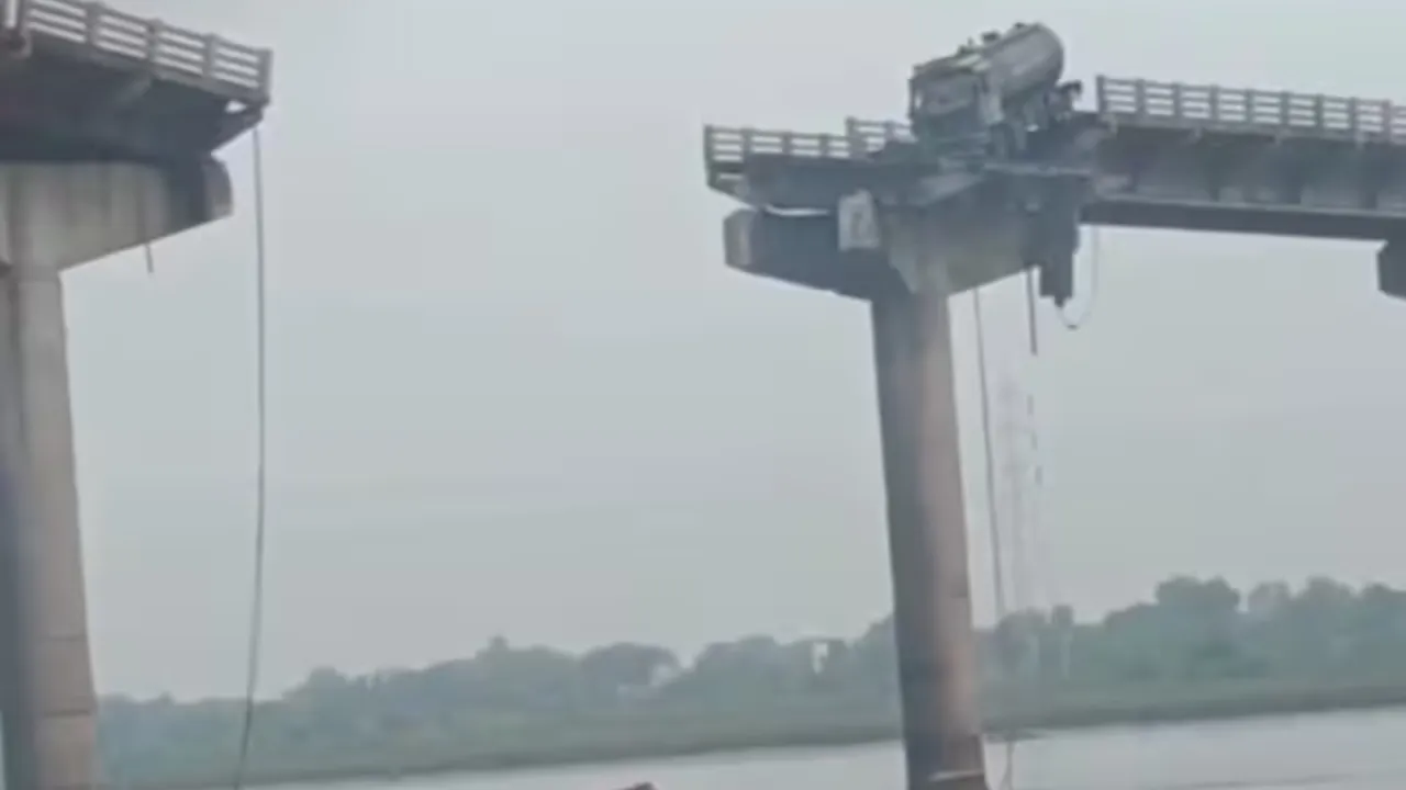 गुजरात में हुआ बड़ा हादसा, महिसागर नदी पर बना 45 साल पुराना पुल ढहा, 9 की मौत, कई वाहन भी गिरे 