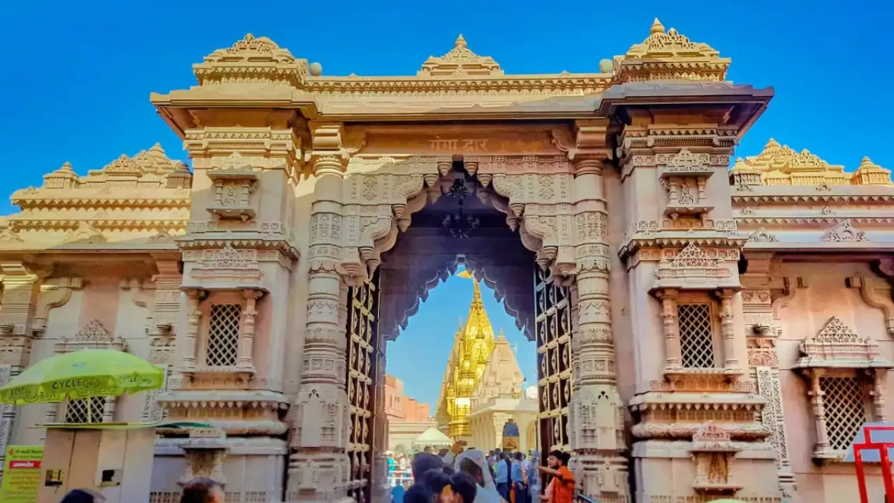 काशी विश्वनाथ मंदिर में भक्तों की लगी लंबी कतार, बम-बम भोले के जयकारों से गुंजा शिवालय 