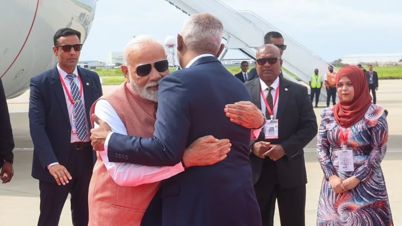मालदीव में पीएम मोदी का राष्ट्रपति मुइज्जू ने किया शानदार स्वागत, चीन-पाक को लगा तगड़ा झटका