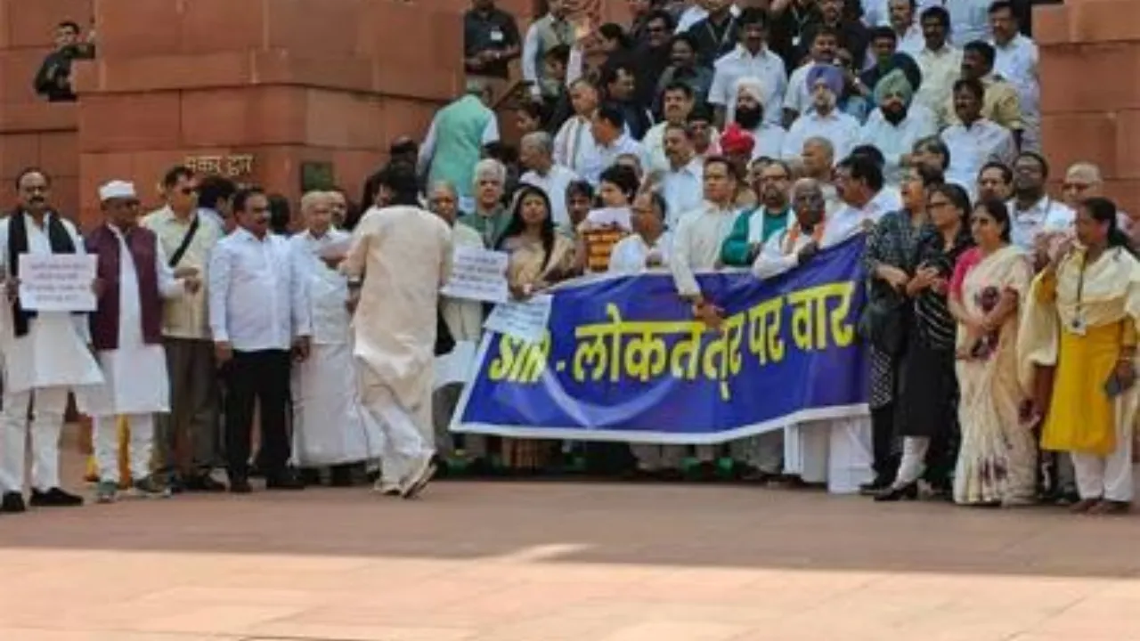 SIR के विरोध में विपक्षी दलों के सांसदों ने संसद भवन परिसर में किया मार्च, फाड़े पोस्टर... लगाए नारे