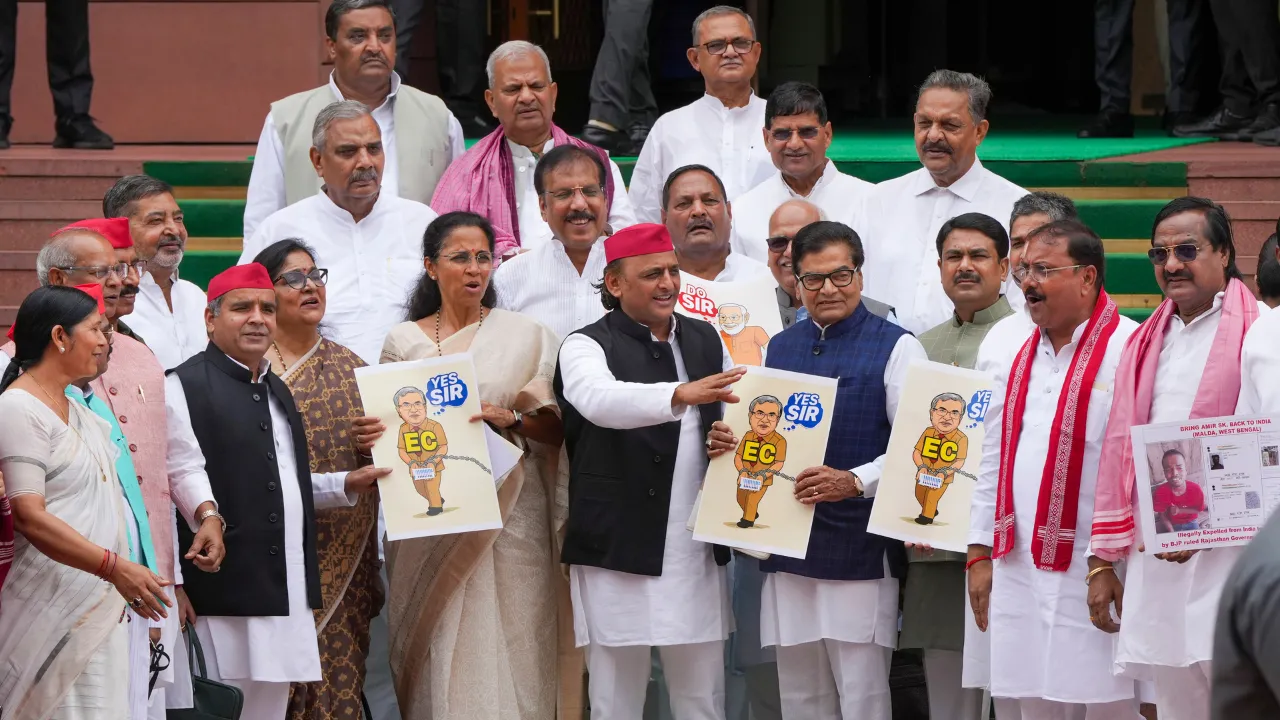 Monsoon Session: सोनिया और कई विपक्षी नेताओं ने SIR के खिलाफ किया प्रदर्शन 