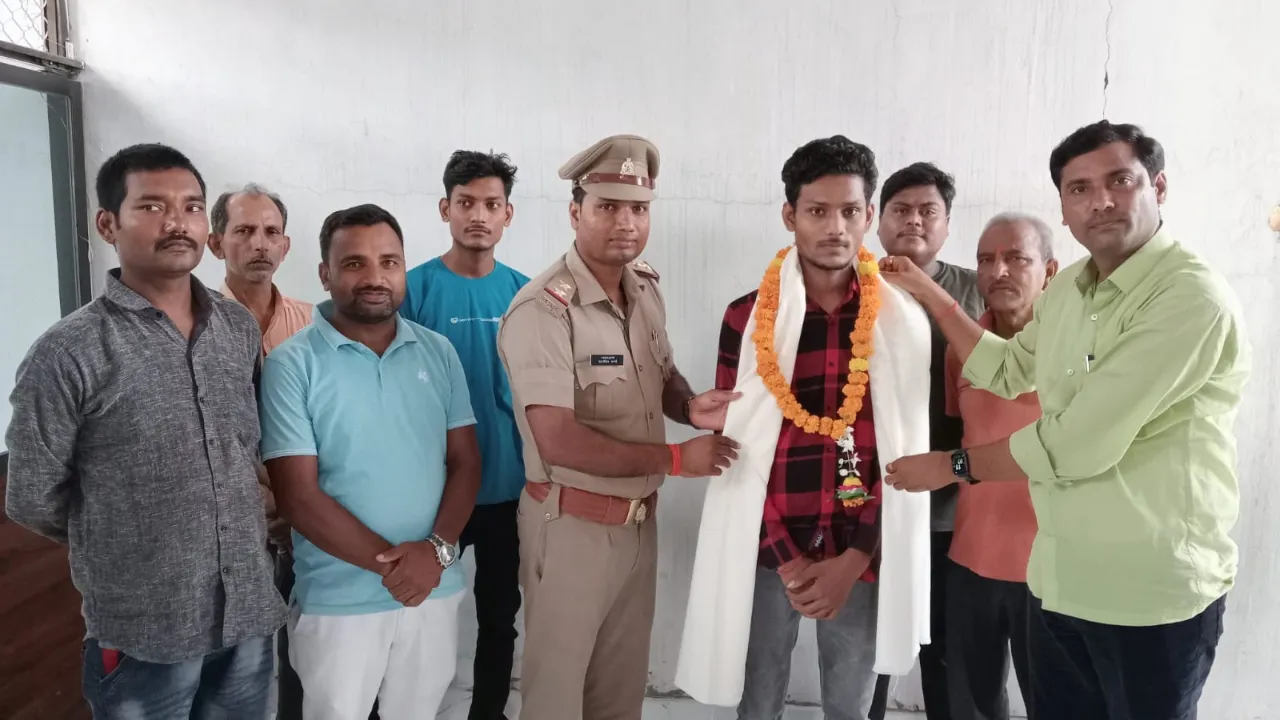 अभावों में उभरा ईमानदारी का चेहरा, मिला सम्मान... जानें प्रियांशू और 12 हजार की पूरी कहानी