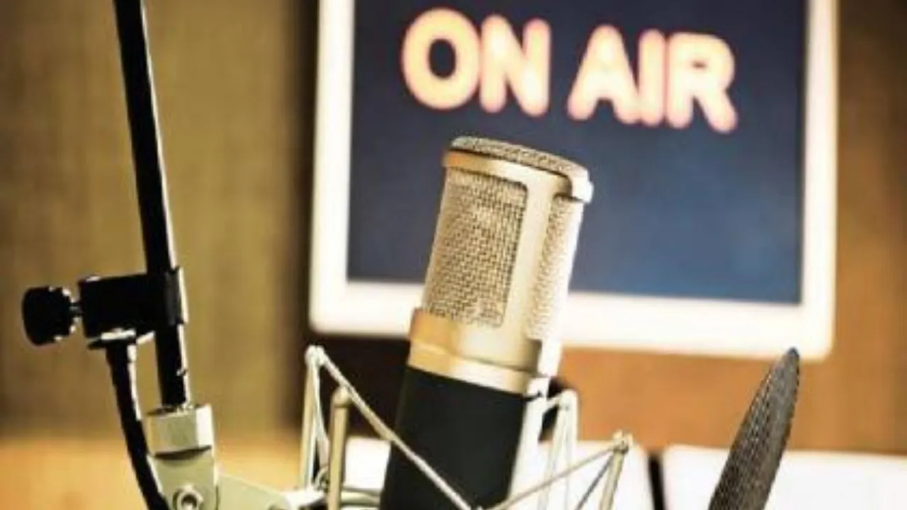 23 जुलाई : मुंबई से नियमित रेडियो प्रसारण की हुई शुरुआत 