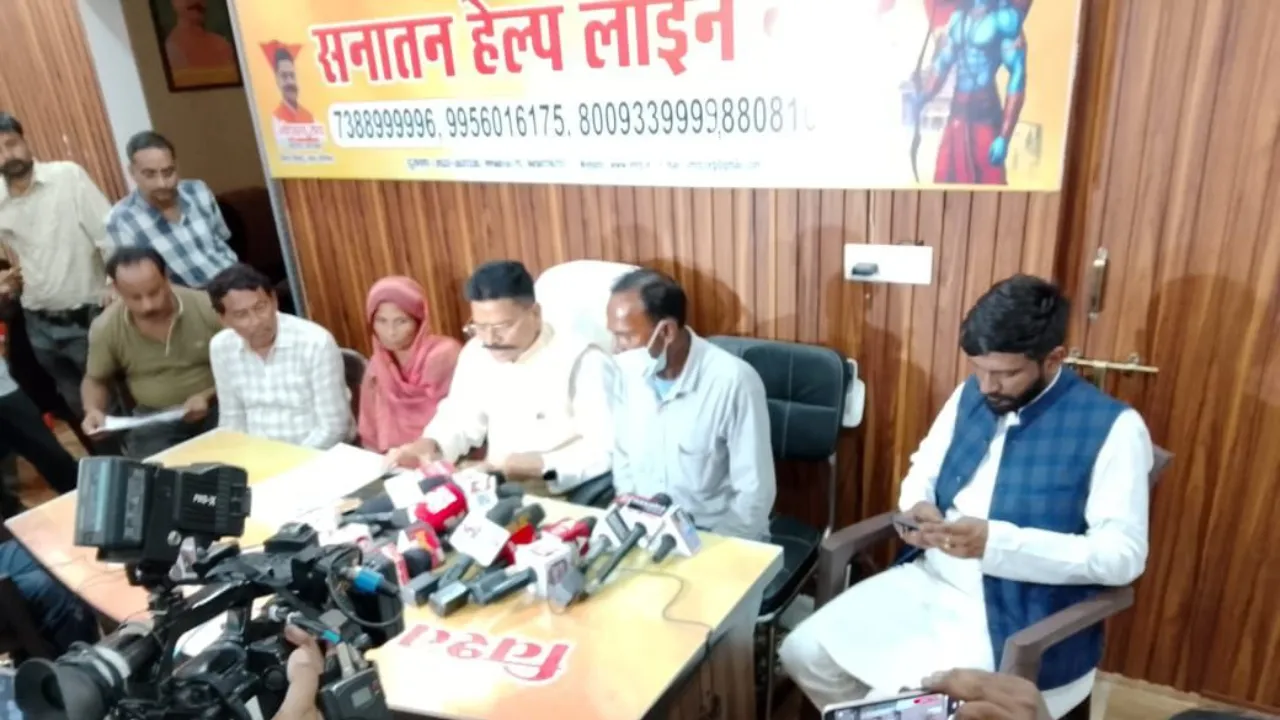 धर्म न बदलने पर छांगुर के गुर्गों ने कब्जाई महिला की जमीन, विश्व हिंदू रक्षा परिषद ने रिपोर्ट दर्ज न करने का लगाया आरोप