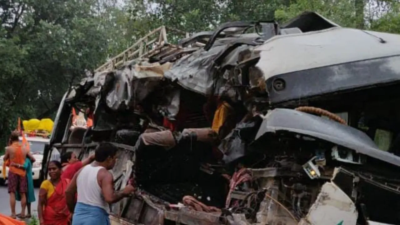 Jharkhand: झारखंड के देवघर में भीषण सड़क हादसा, 18 कांवड़ियों की मौत, कई घायल 