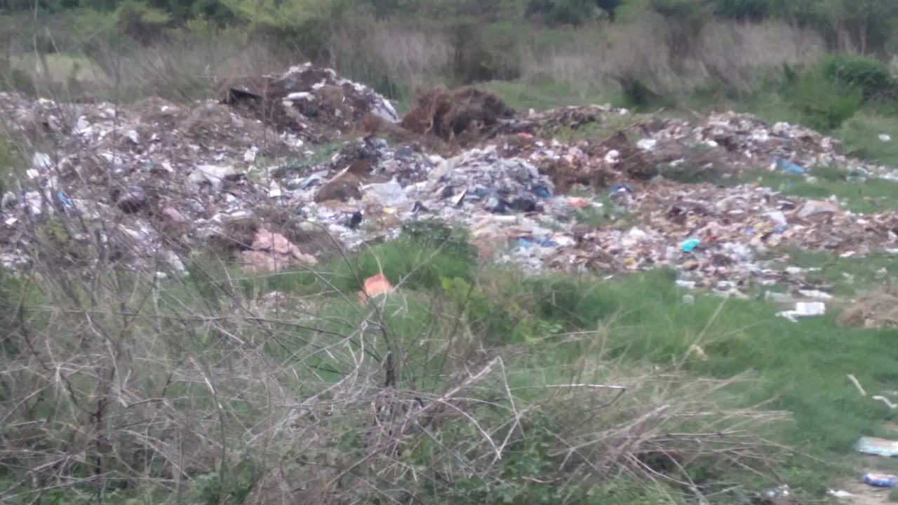 आवास विकास के खाली भूखंडों को बना दिया कूड़ा घर, इधर-उधर डाल रहे कूड़ा