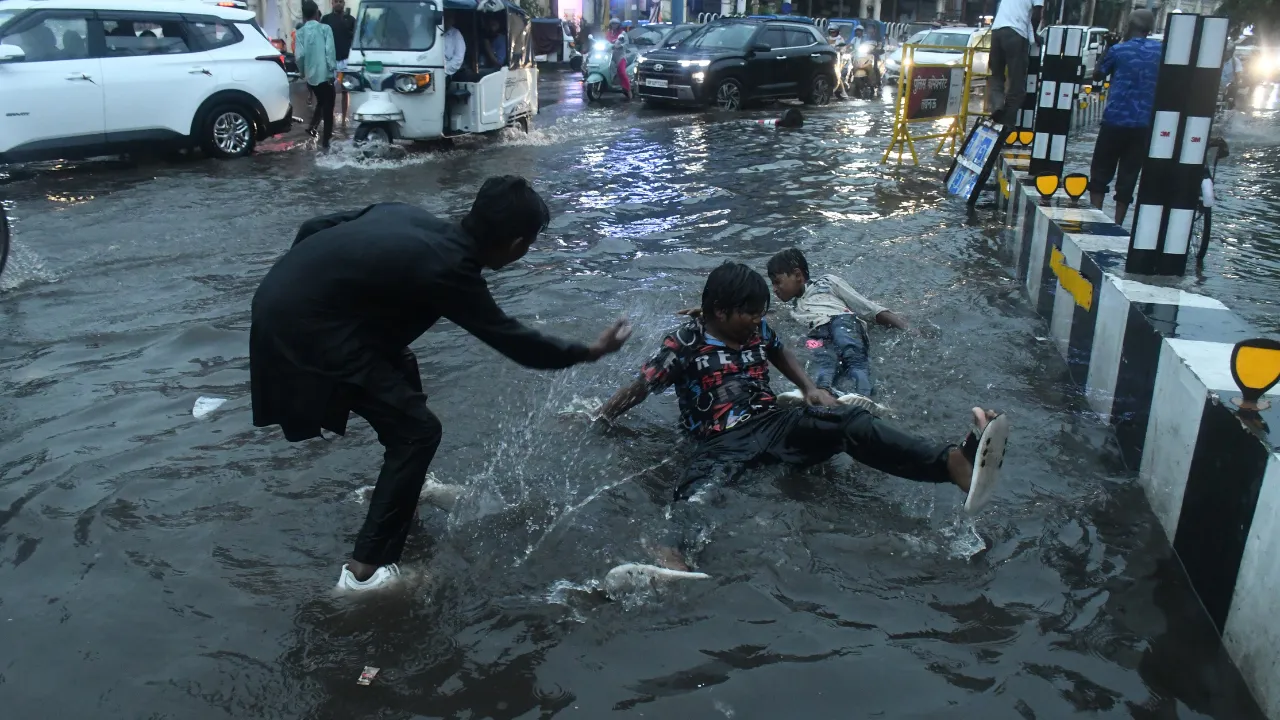 UP Monsoon: 14 जिलों में भारी बारिश का अलर्ट, राजधानी में एक घंटे की बारिश से सड़कें जलमग्न, IMD ने जारी की चेतावनी