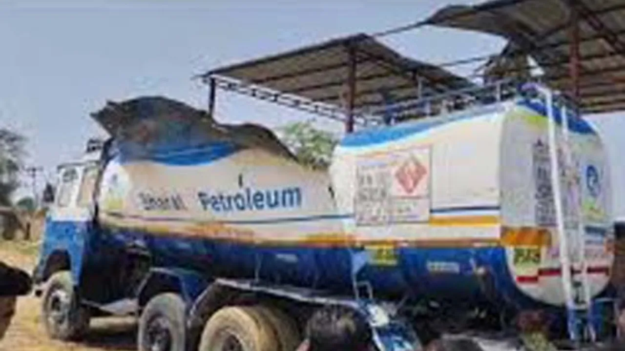 देवरिया के बीपीसीएल तेल डिपो परिसर में खड़े टैंकर में लगी आग 