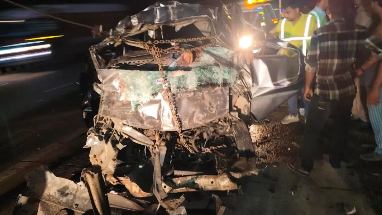 यमुना एक्सप्रेस-वे पर हुआ भीषण हादसा, कार और बस की टक्कर में छह की मौत, दर्जनों घायल, सड़क पर लगे लाशों के ढेर