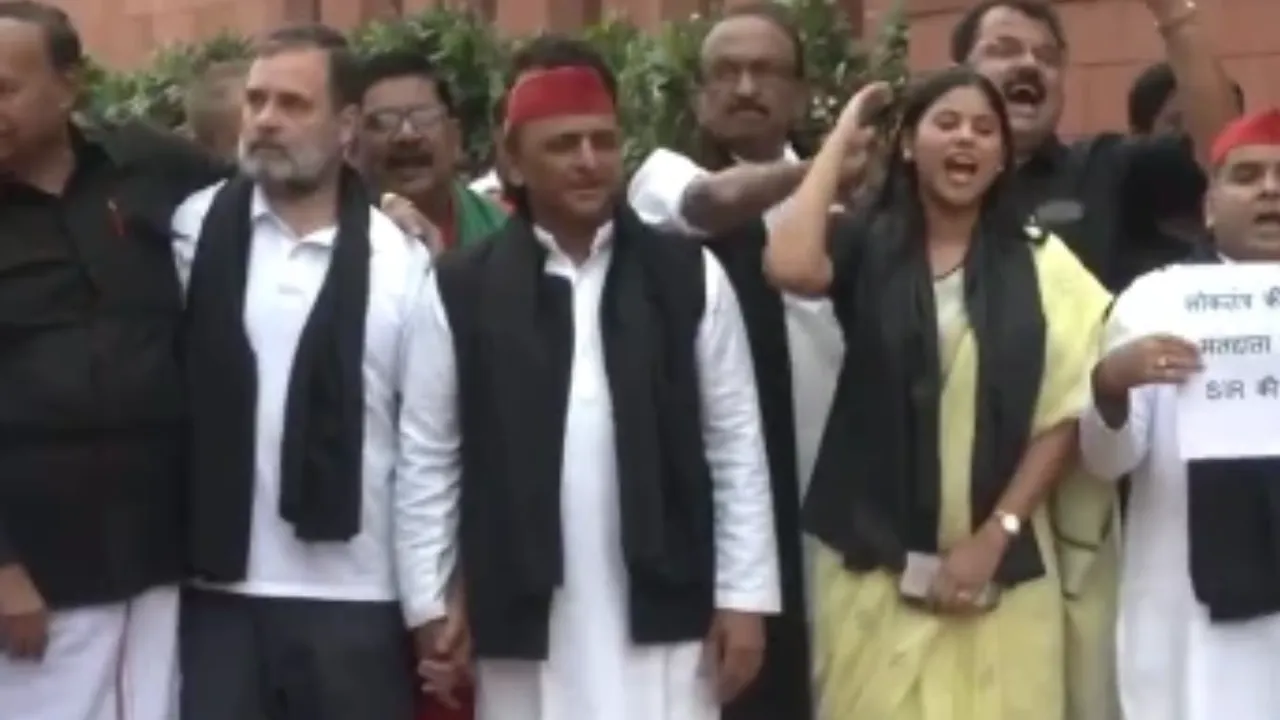 Monsoon Session: संसद के दोनों सदनों में जमकर हंगामा, काली कमीज और पट्टी बांधकर पहुंचे MP  