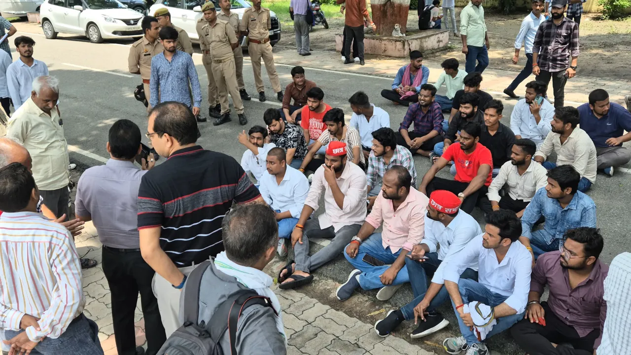 लखनऊ विश्वविद्यालय में छात्रों की जीत: प्रशासन ने वापस लिया फीस वृद्धि और अलोकतांत्रिक फरमान