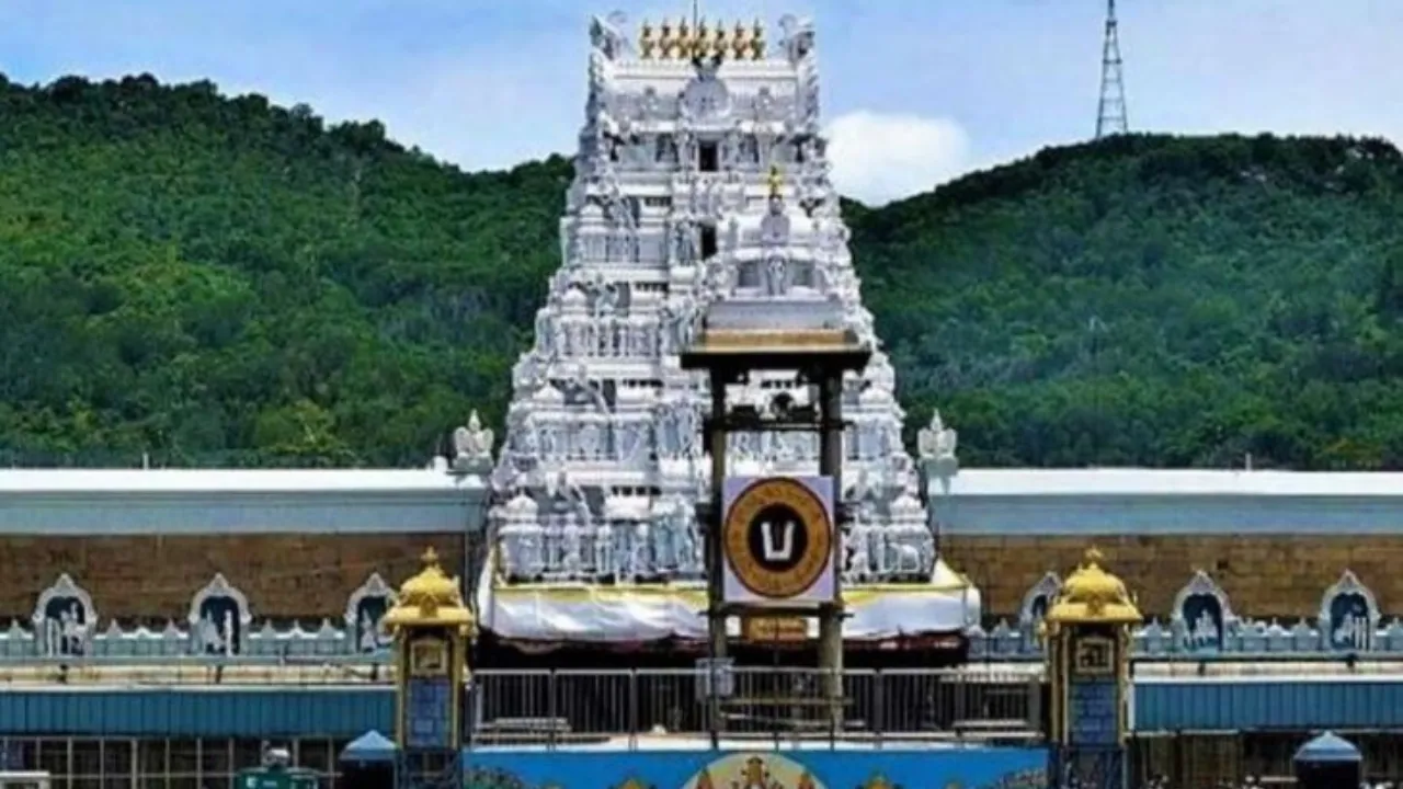 तिरुपति मंदिर बोर्ड ने चार गैर-हिंदू कर्मचारियों को किया निलंबित, सामने आई ये बड़ी वजह