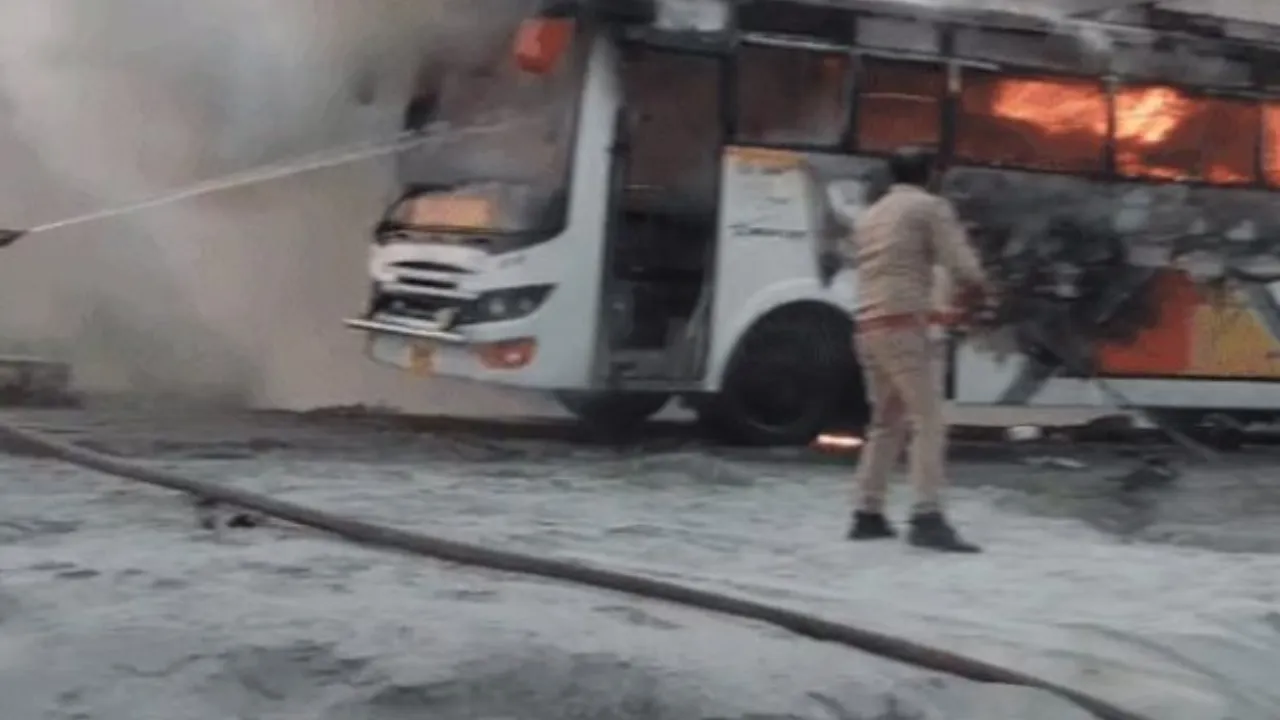 अयोध्याः कांवड़ियों को लेकर आई बस में लगी आग, मची अफरा-तफरी